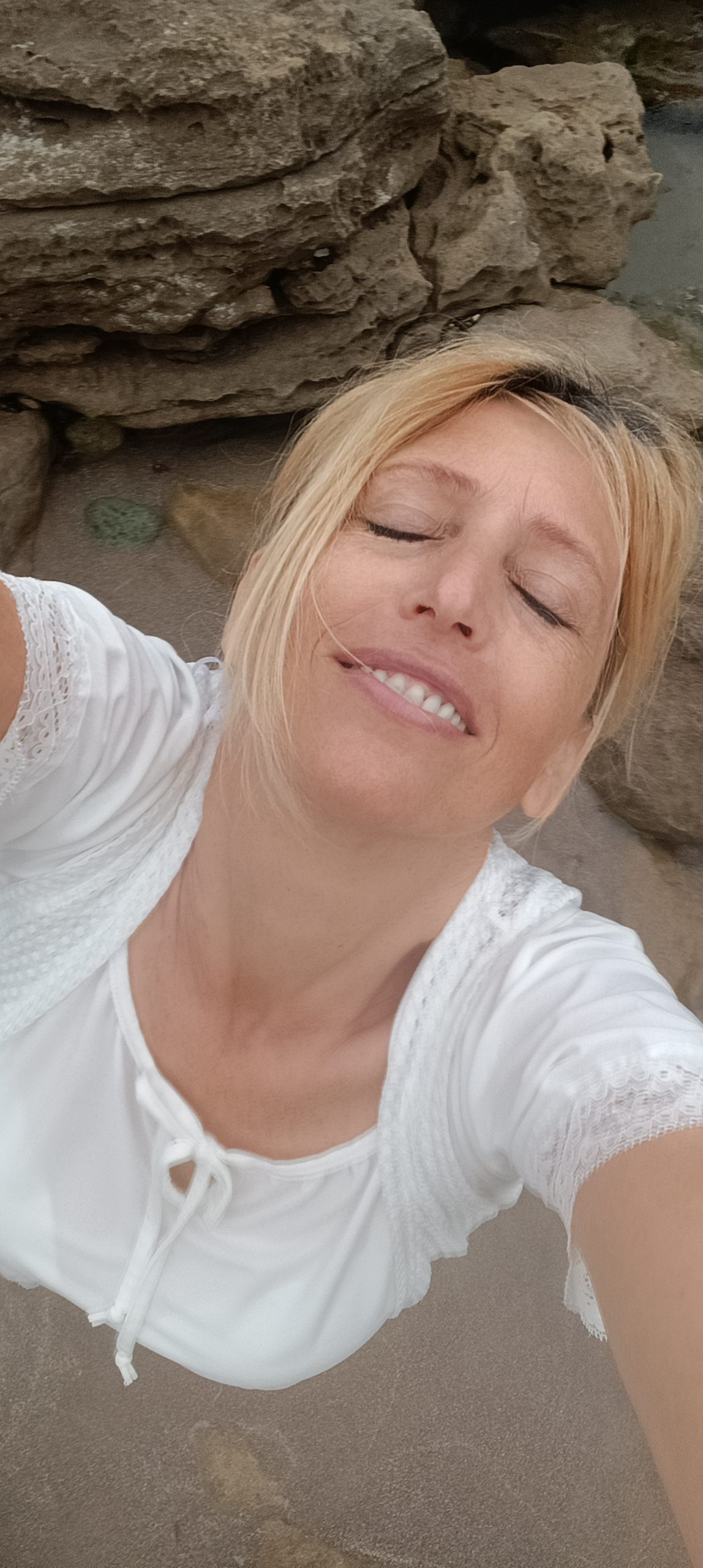 Selfie zaljubljenega mladega para na izletu